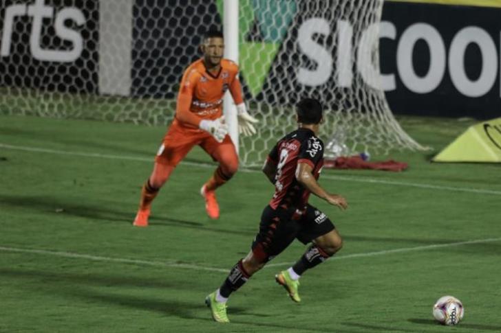 Léo Ceará e Júnior Viçosa tiveram duas oportunidades clara de gol ao longo da partida | Foto: Uendel Galter | Ag. A TARDE - Foto: Uendel Galter | Ag. A TARDE