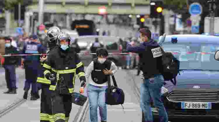 29.out.2020 - Autoridades trabalham no local onde ocorreu um ataque a faca em Nice, na França  - Valery Hache/AFP - Valery Hache/AFP