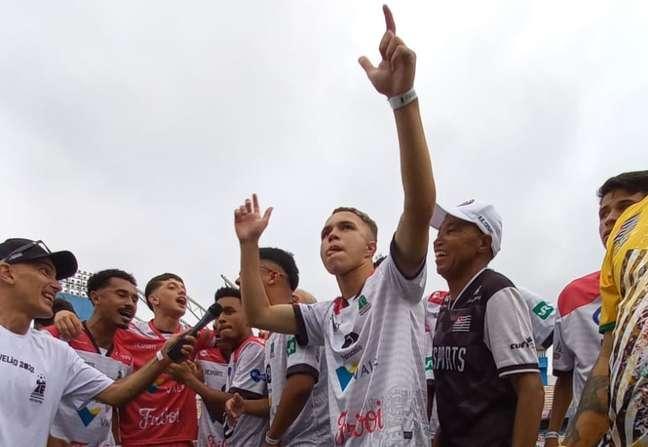 Jogadores da seleção de São Paulo comemoram o título da Taça das Favelas