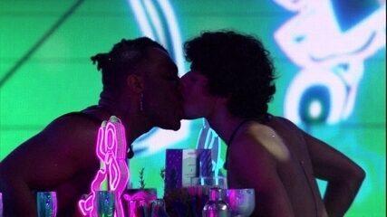 Fred Nicácio e Gabriel Santana se beijam na primeira festa do BBB 23