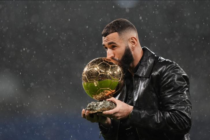 Benzema beija troféu Bola de Ouro no Santiago Bernabéu — Foto:  Jose Breton/Pics Action/NurPhoto via Getty Images
