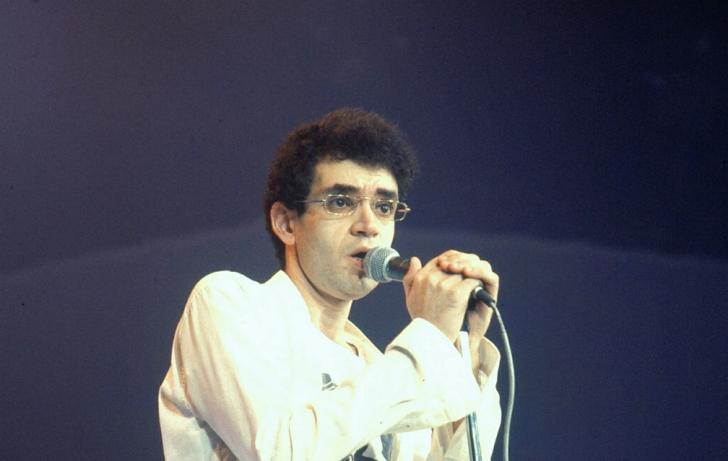 Renato Russo canta com o Legião Urbana no programa 'Chico & Caetano' (1986) — Foto: Acervo Grupo Globo