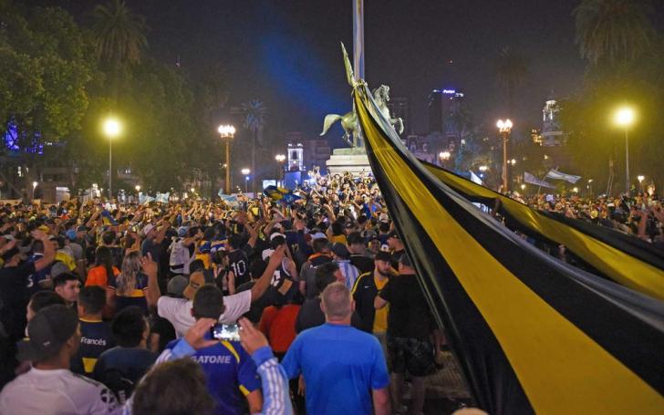 Camisas da seleção argentina e do Boca Juniors são maioria entre os milhares de torcedores que comparecem para se despedir do astro — Foto: Martin Villar/Reuters