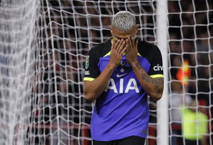 Richarlison lamenta o gol anulado — Foto: REUTERS