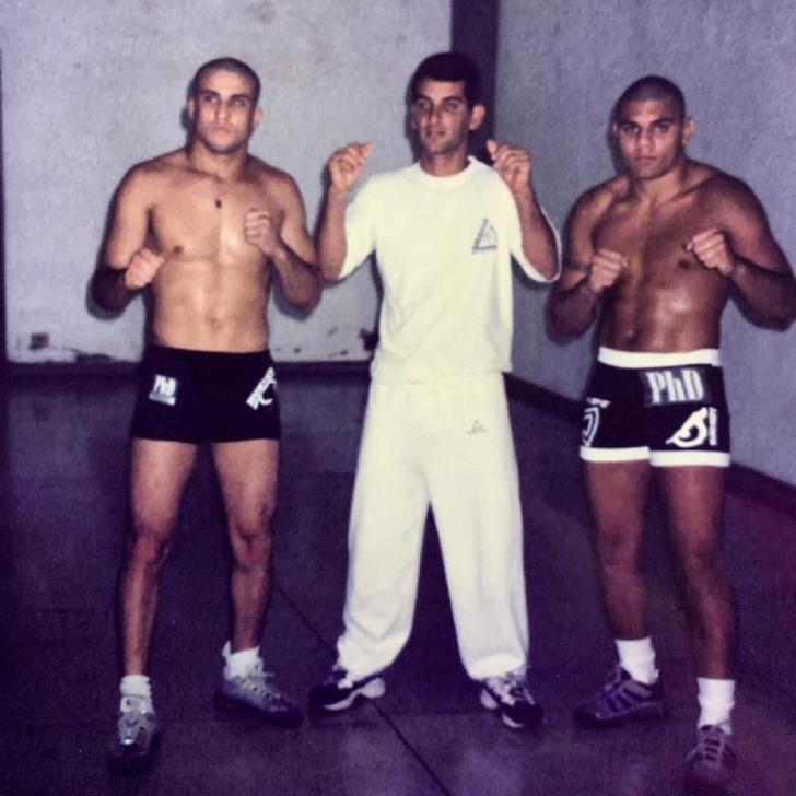 Cristiano Marcello, Vinicius Aieta e Fabrício Morango Camões em 1997, no dia do duelo contra Anderson Silva — Foto: Arquivo Pessoal