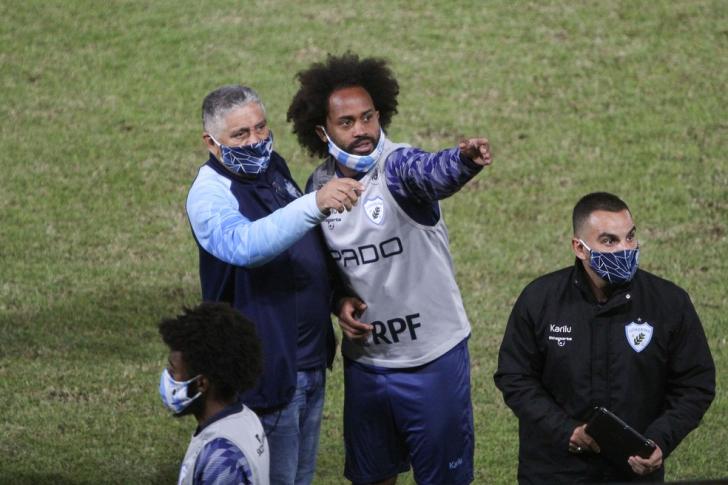 Celsinho aponta para arquibancada indicando autor da ofensa, no jogo Brusque x Londrina — Foto: Beno Küster Nunes/AGIF