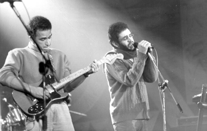 Hebert Vianna e Renato Russo no show 'Paralamas do Sucesso e Legião Urbana Juntos' (1988) — Foto: Acervo Grupo Globo
