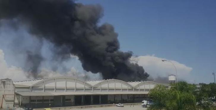 Incêndio atinge galpão no terminal de cargas do aeroporto Galeão, no Rio — Foto: Arquivo pessoal