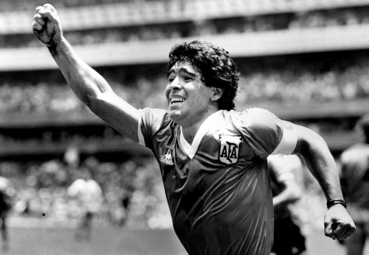 Diego Maradona comemora após marcar seu gol da vitória contra a Inglaterra na semifinal da Copa do Mundo no México, em 22 de junho de 1986 — Foto: Ted Blackbrow/Pool/Reuters/Arquivo