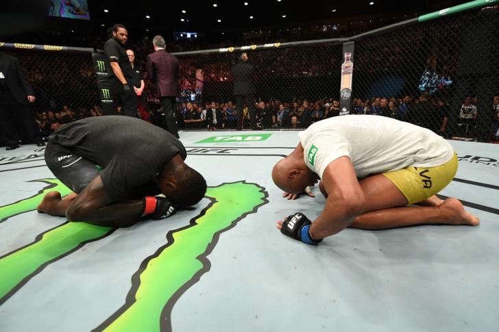 Israel Adesanya e Anderson Silva se cumprimentam no UFC 234 — Foto: Jeff Bottari/Getty Images