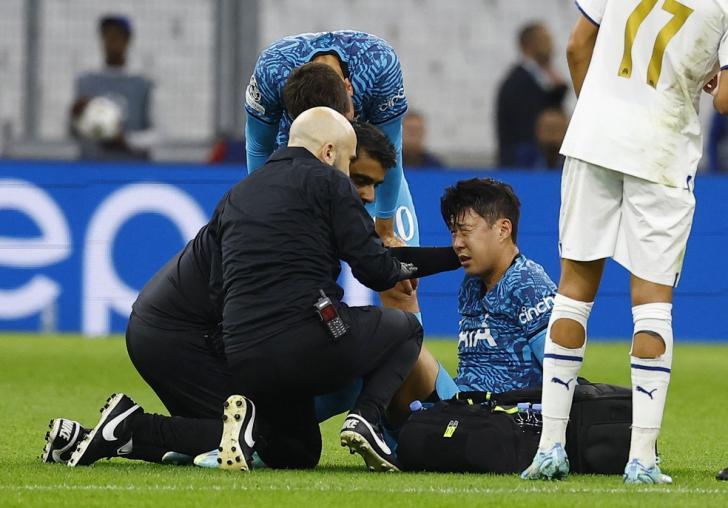 Son é substituído em Tottenham x Olympique de Marselha após choque de cabeça — Foto: Eric Gaillard/Reuters