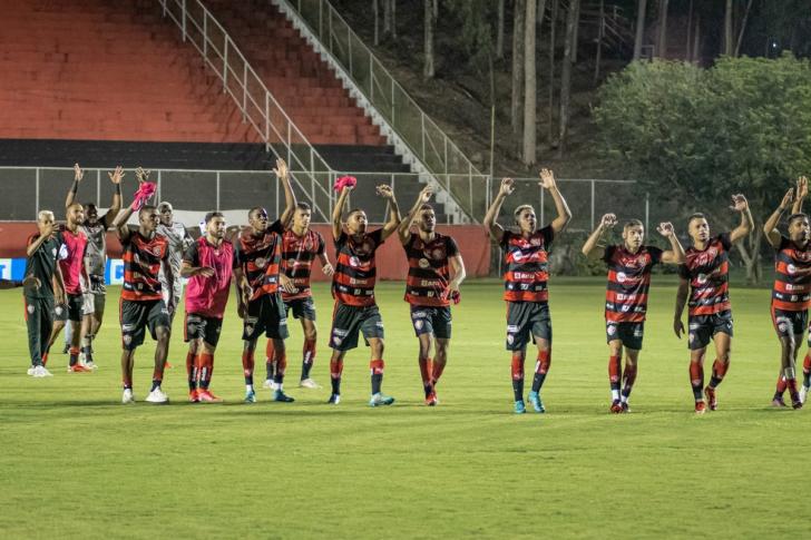 Jogadores do Vitória comemoram classificação com a torcida — Foto: Pietro Carpi / EC Vitória
