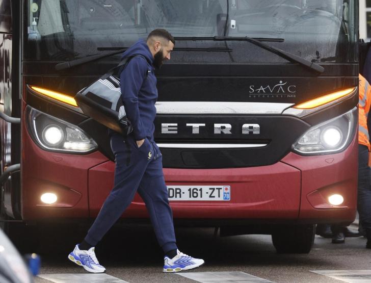 Karim Benzema na chegada ao Catar: jogador lesionou o quadríceps da coxa esquerda no treino de sábado — Foto: REUTERS/Gonzalo Fuentes