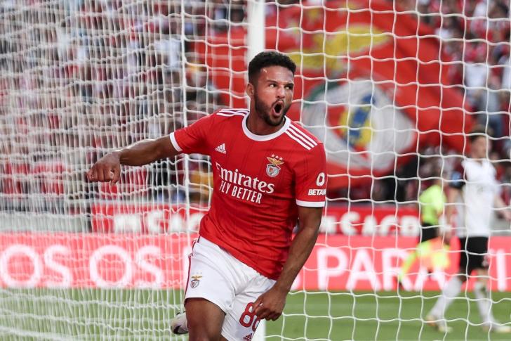 Jovem Gonçalo Ramos, de 21 anos, faz três gols em vitória do Benfica sobre o Midtjylland — Foto: Miguel A. Lopes/EFE
