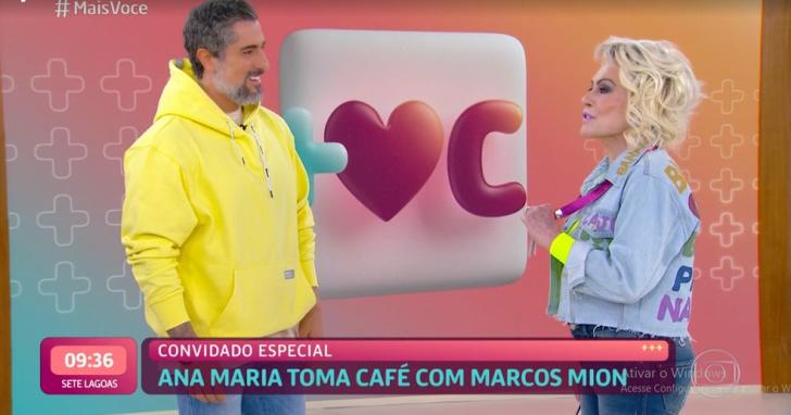 Ana Maria Braga mostra o seu crachá para Marcos Mion — Foto: TV Globo