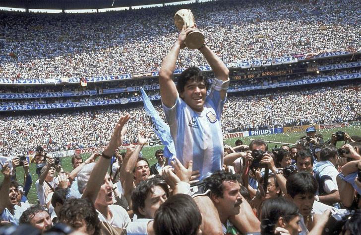 Diego Maradona ergue a Copa do Mundo após vitória da Argentina sobre a Alemanha Ocidental em 1986, na Cidade do México — Foto: Carlo Fumagalli/AP