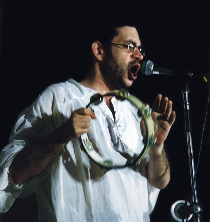 Renato Russo canta no show do Legião Urbana em junho de 1994, em São Paulo — Foto: Milton Michida/Estadão Conteúdo/Acervo