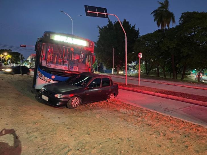 Segundo a Guarda, motorista de um Corsa teria avançado o sinal vermelho — Foto: Daniel Mafra/ EPTV