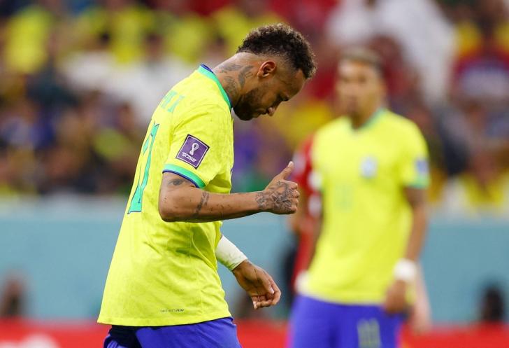 Neymar durante duelo com a Sérvia — Foto: REUTERS/Kai Pfaffenbach