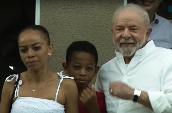 Lula entrega moradias do Minha Casa Minha Vida na Bahia — Foto: TV Brasil