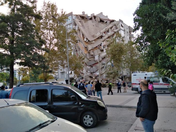 Parte de prédio desabou na cidade de Izmir, na Turquia, após um forte terremoto atingir o Mar Egeu nesta sexta-feira (30) — Foto: Tuncay Dersinlioglu/Reuters