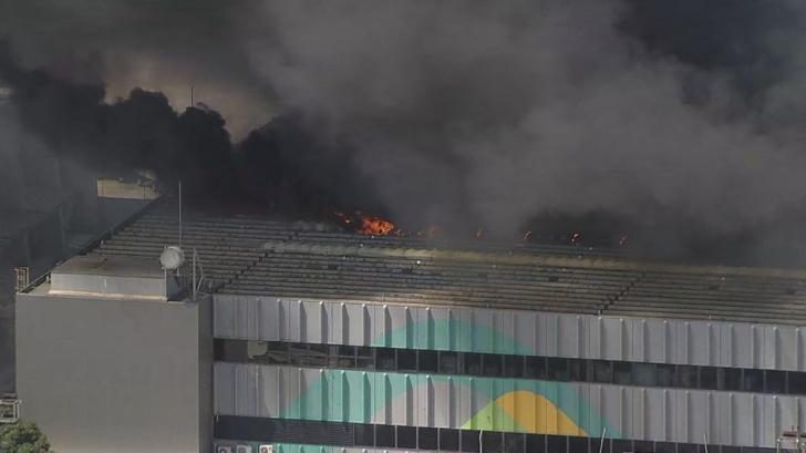 Incêndio atinge terminal de cargas do Galeão — Foto: Reprodução/Globocop