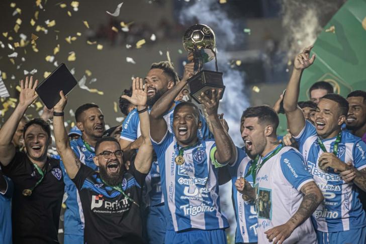 Jogadores do Paysandu comemoram título de campeão após partida contra o Vila Nova-GO no estádio Serra Dourada pela decisão da Copa Verde 2022 — Foto: Heber Gomes/AGIF