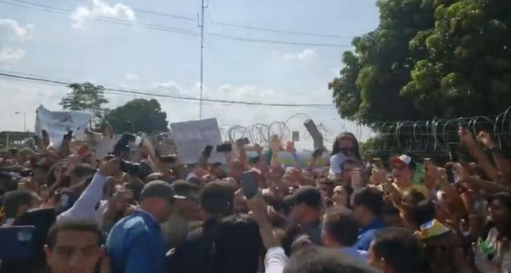 Em chegada à Imperatriz (MA), o presidente Jair Bolsonaro (sem partido) provoca aglomeração de pessoas. — Foto: Reprodução/Redes sociais