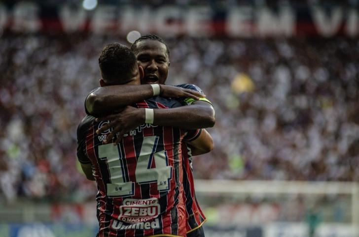 Igor Torres e Rodallega comemoram gol do Bahia sobre o CSA, pela Série B — Foto: Celo Gil / FBF