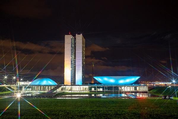 Congresso Nacional iluminado de azul durante à noite