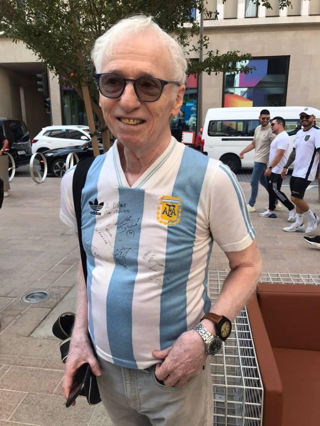 Pablo Enrique Arm, de 75 anos, vindo de Israel para o Catar: camisa apertada e vastas lembranças -