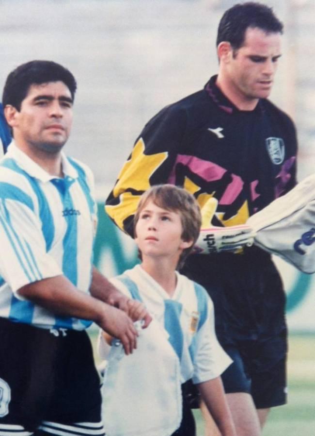 Dror, o filho de Pablo, ao lado de Maradona, antes de uma partida em Tel Aviv -